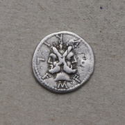 Stříbrný Denár - L. Furius Philus - 121 př. n. l. - Řím